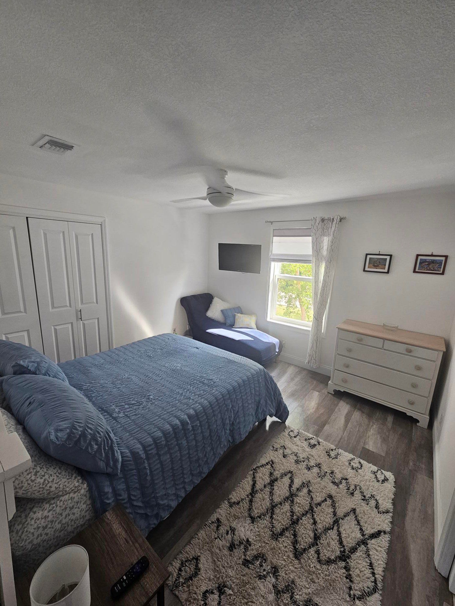 Guest bedroom 2: super-king bed that splits into twins